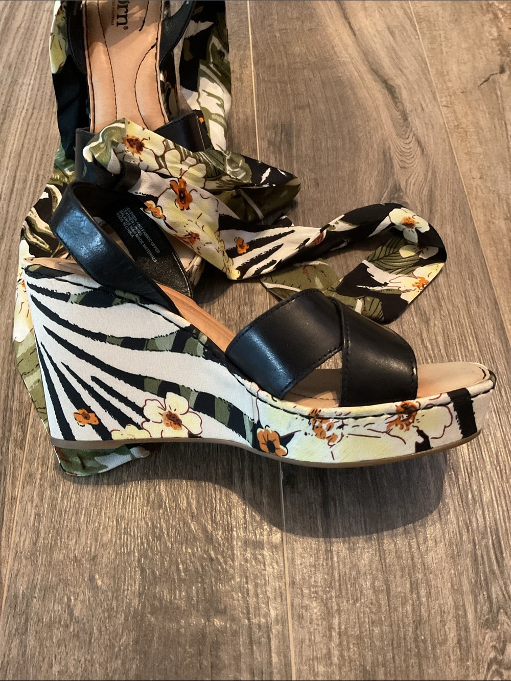 NEW Born Salton Platform Wedge Sandal Black Floral Satin Ankle Strap sz 8 - Picture 2 of 7
